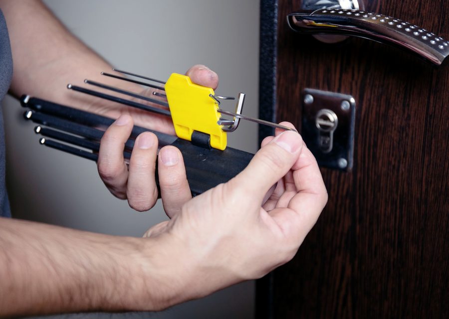 Emergency locksmith service near Burbank