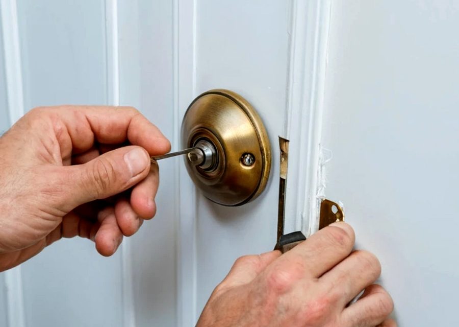 Emergency locksmith service near Long Beach