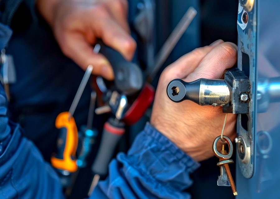 Emergency locksmith service near Babylon