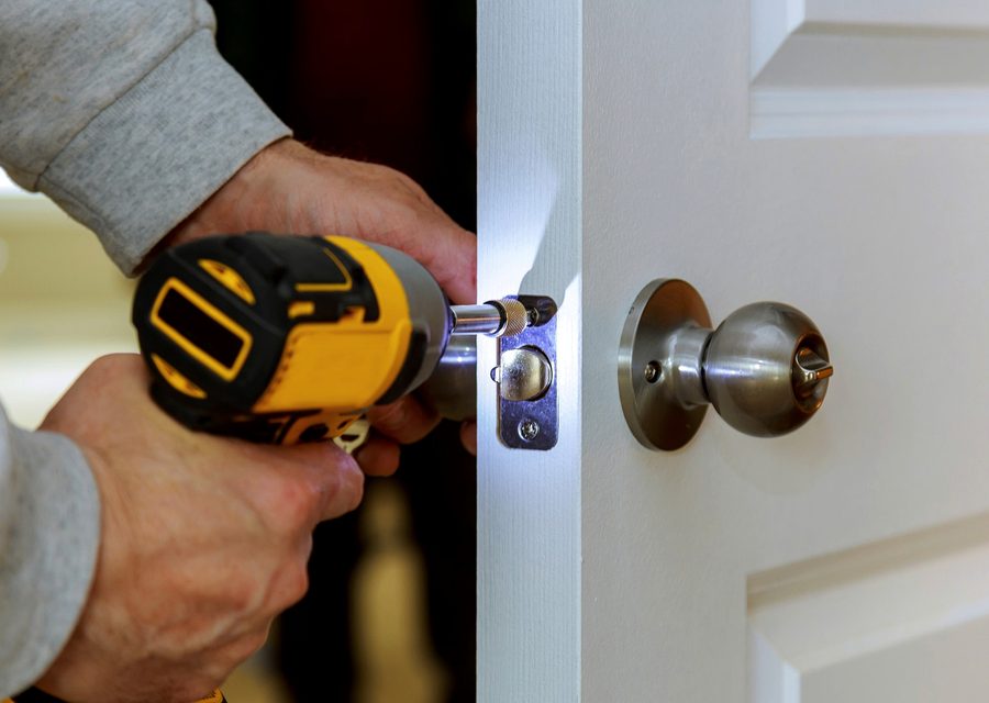 Emergency locksmith service near Warr Acres