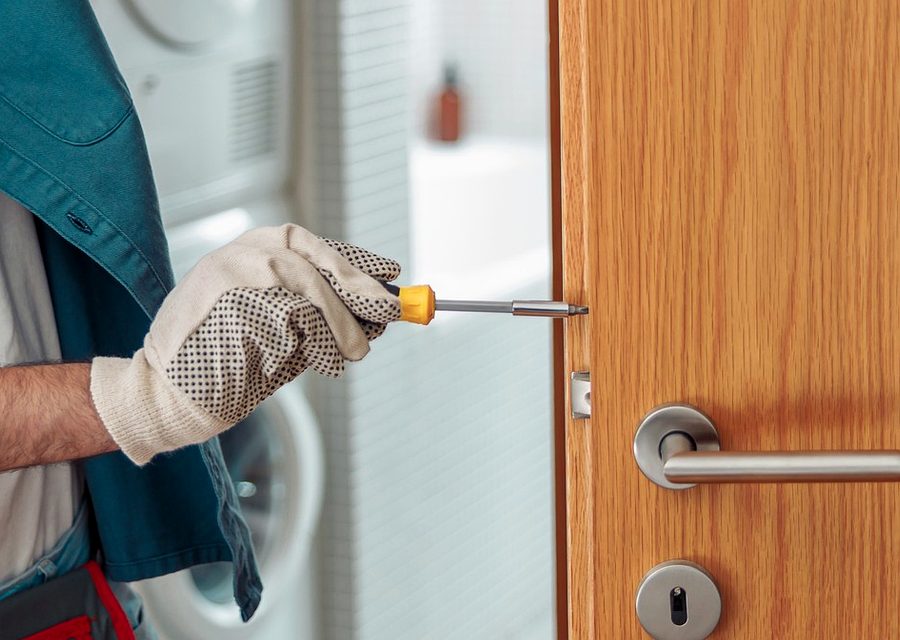 Emergency locksmith service near Miami