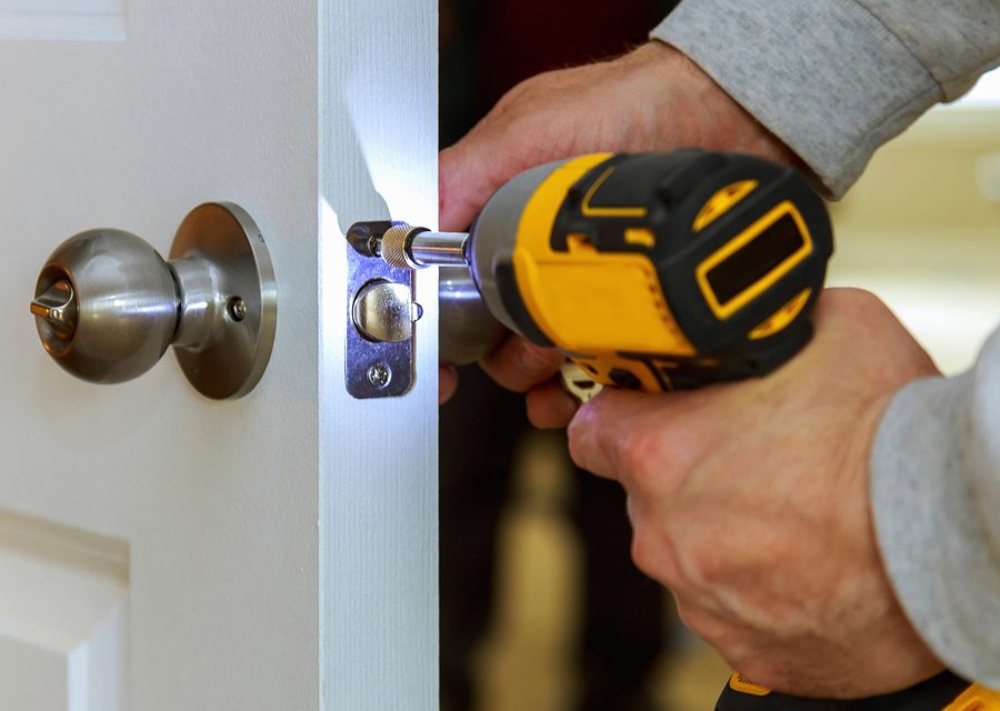 Emergency locksmith service near Oro Valley