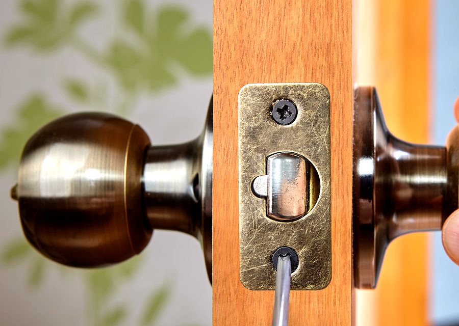 Emergency locksmith service near Islip