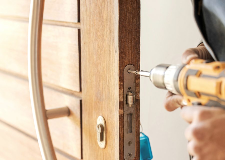Emergency locksmith service near Valrico