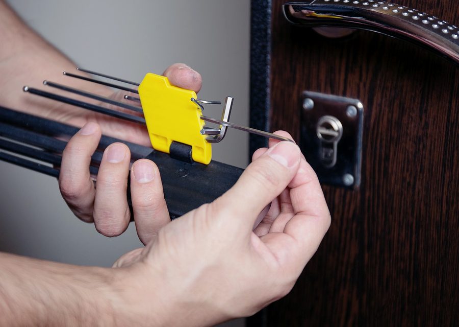 Emergency locksmith service near Castaic