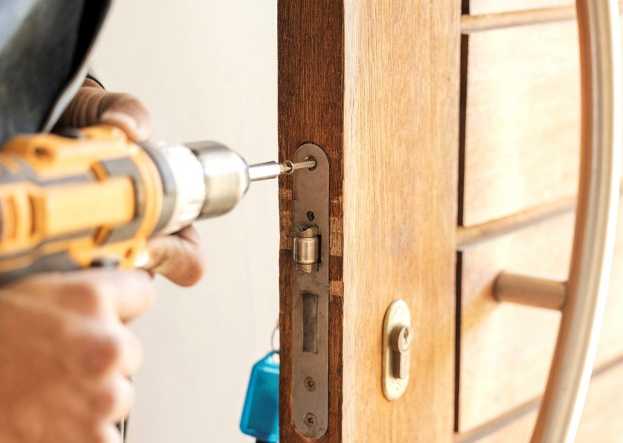 Emergency locksmith service near Warren