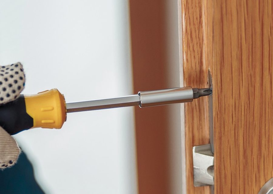 Emergency locksmith service near Woodland