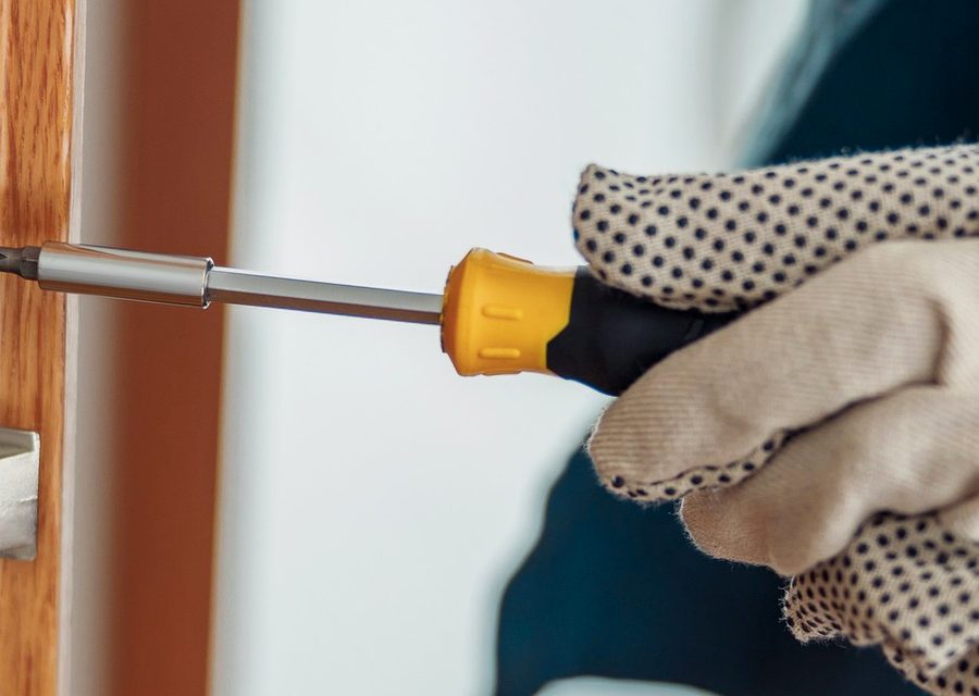 Emergency locksmith service near Miami