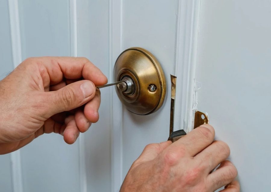 Emergency locksmith service near Weston
