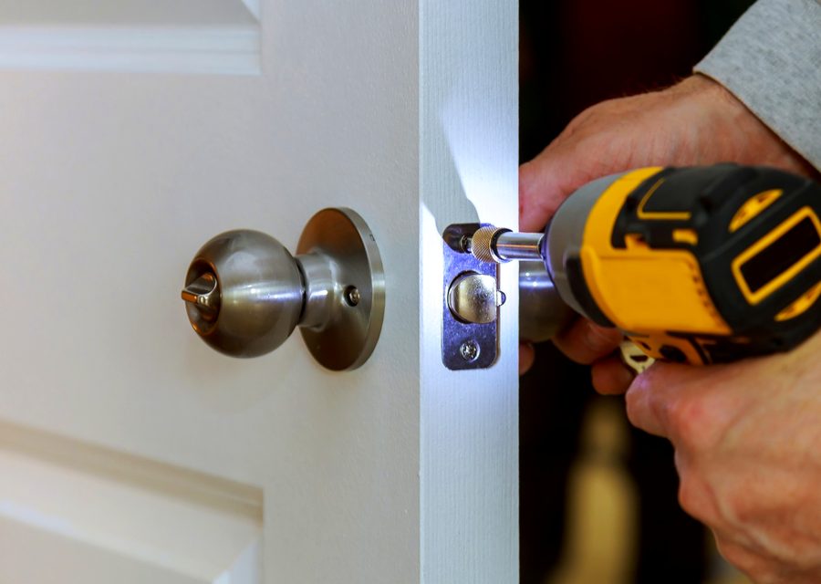 Emergency locksmith service near Tampa