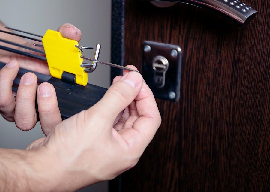 Emergency locksmith service near Corona