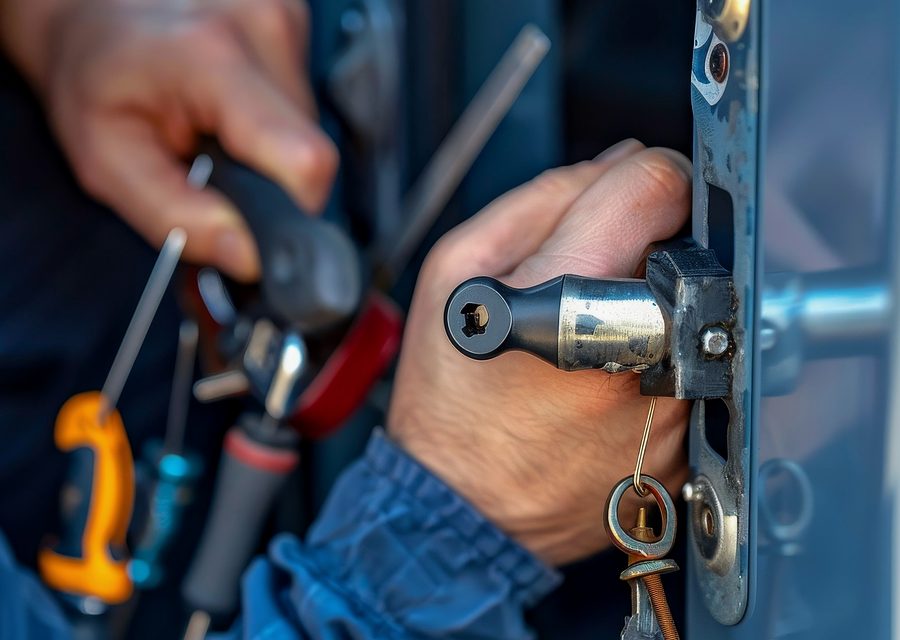 Emergency locksmith service near Great Neck Plaza