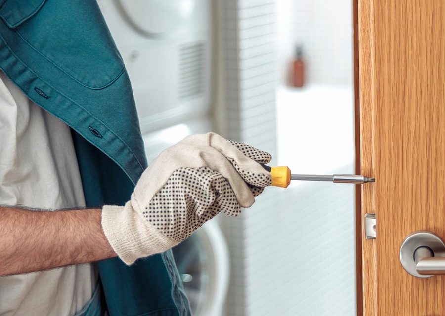 Emergency locksmith service near Caln