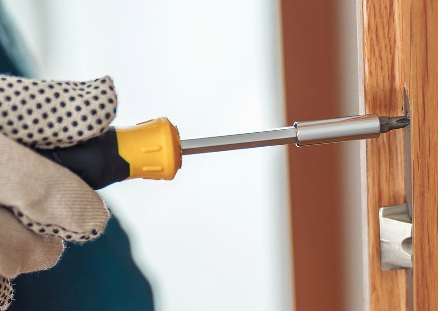 Emergency locksmith service near Elmhurst
