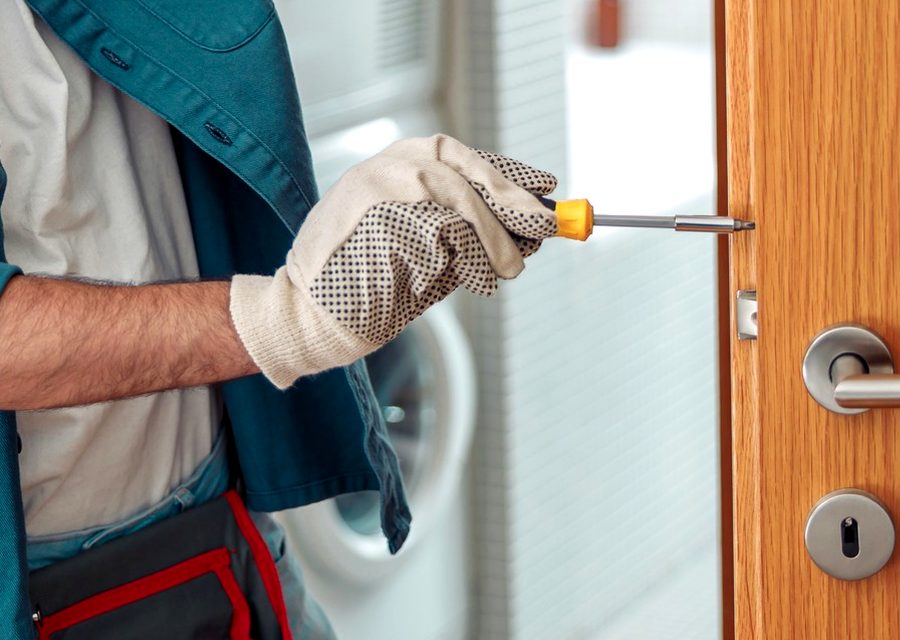 Emergency locksmith service near Aurora