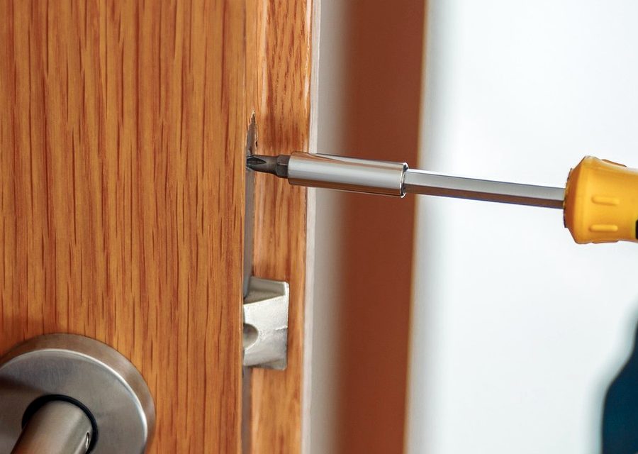 Emergency locksmith service near Leetsdale