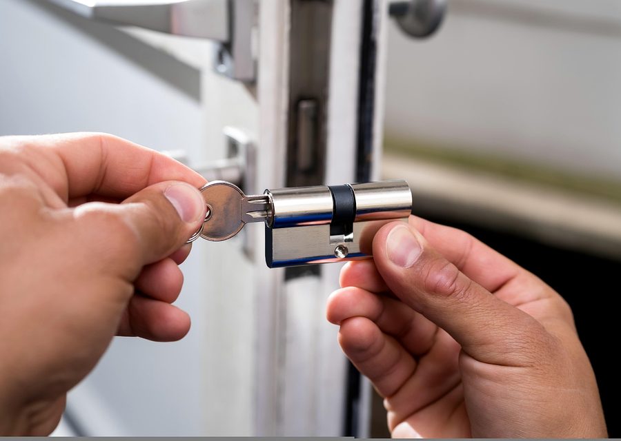 Emergency locksmith service near Miami