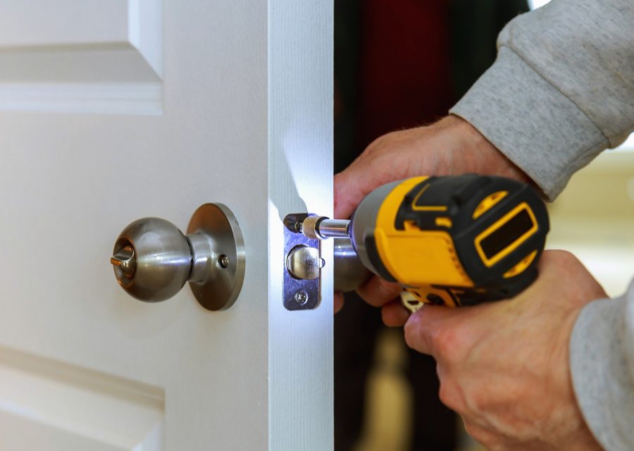 Emergency locksmith service near Roseville