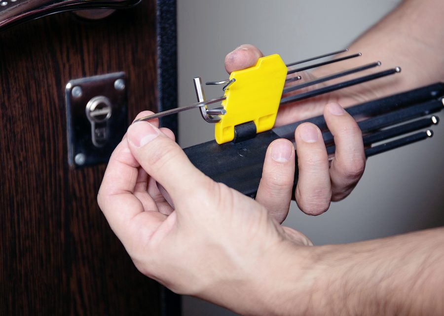 Emergency locksmith service near Commack