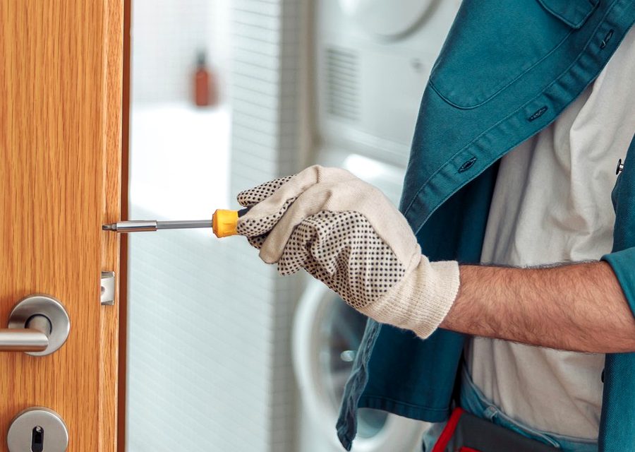 Emergency locksmith service near Strongsville